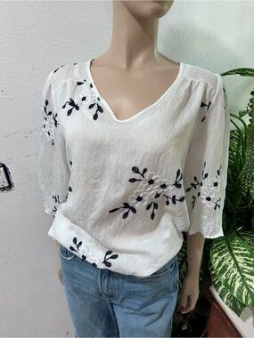 Kindred White V-Neck Embroidered Floral Blouse - Women's
